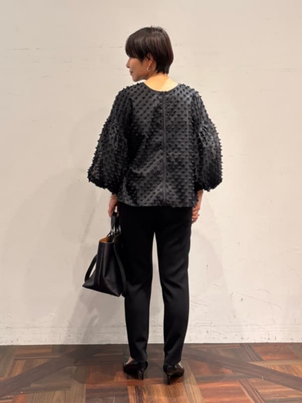 ブラック系のその他パンツ、ブラック系のノーカラージャケットを着用したレディースの夏コーディネートの4枚目の写真