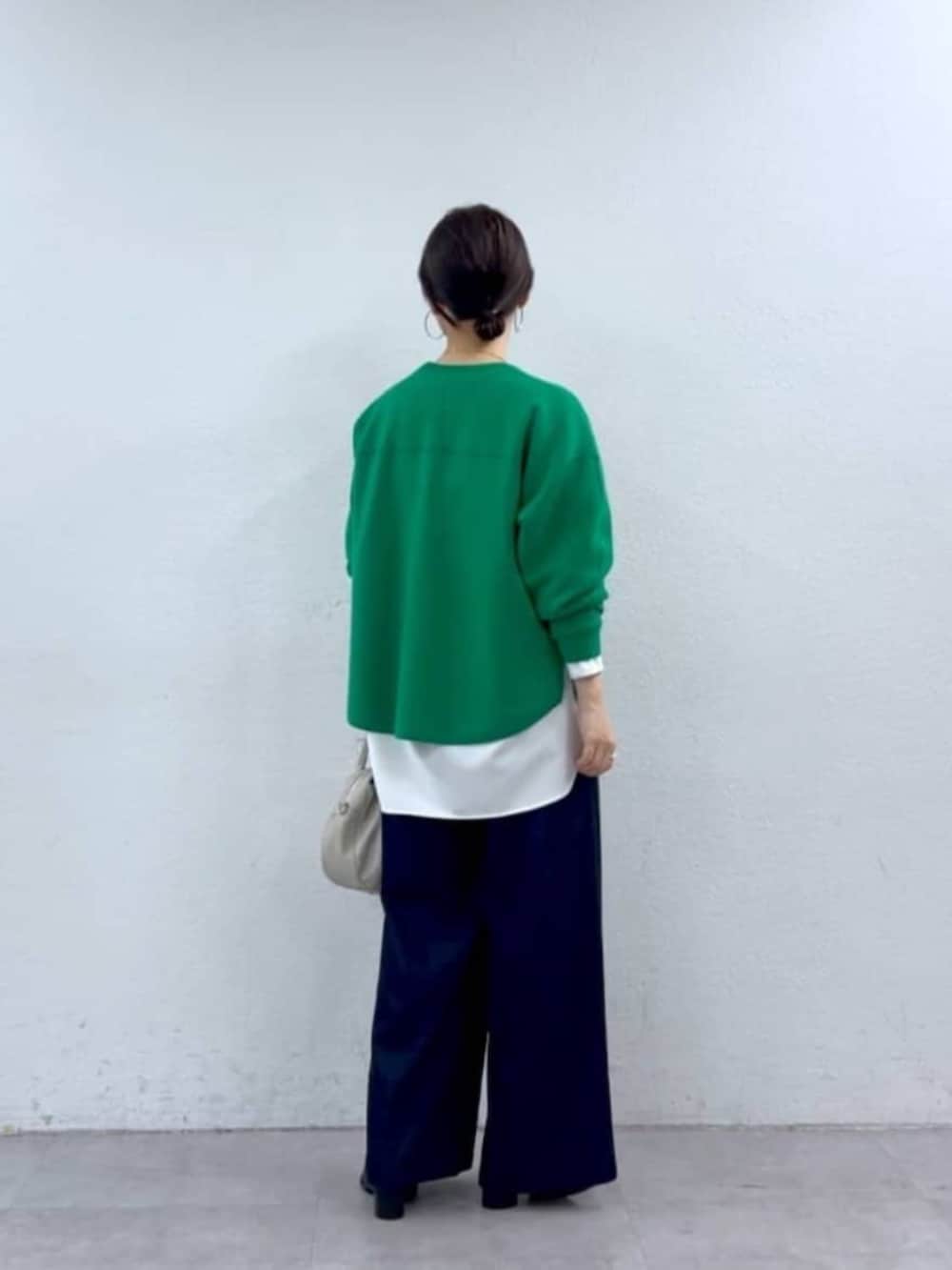 ブルー系のその他パンツ、グリーン系のニット/セーターを着用したレディースの秋コーディネートの9枚目の写真