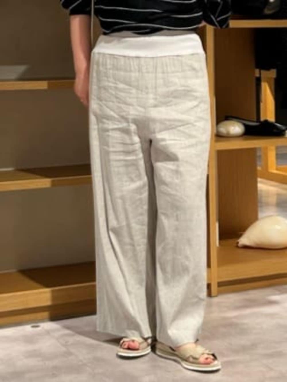 ベージュ系のその他パンツ、ブラック系のシャツ/ブラウスを着用したレディースの春コーディネートの7枚目の写真