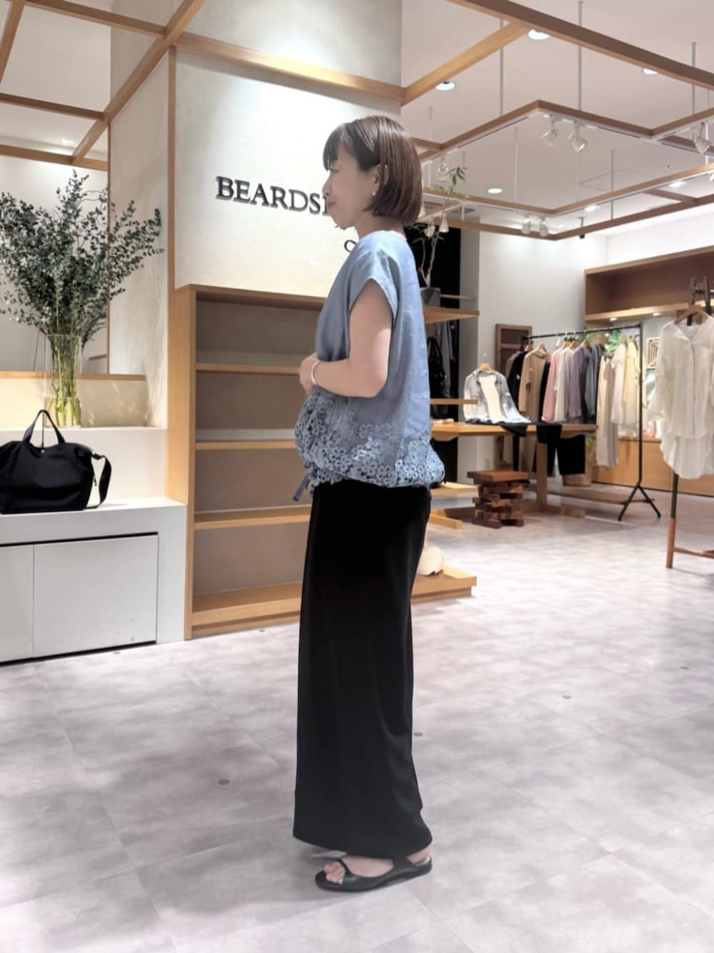 ブラック系のその他パンツ、ブルー系のシャツ/ブラウスを着用したレディースの春コーディネートの5枚目の写真