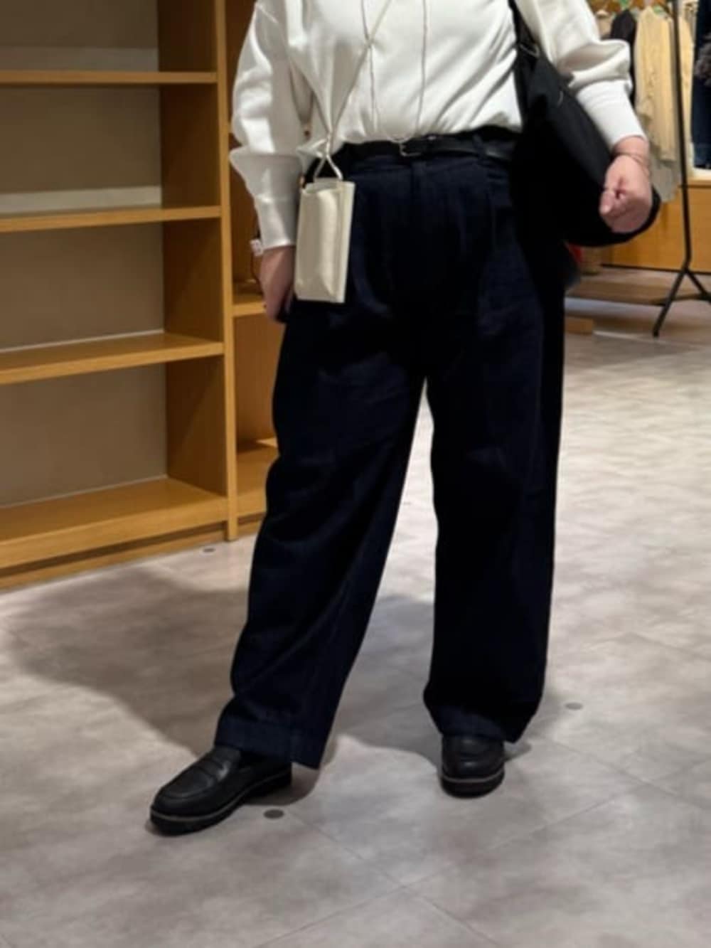 ブラック系のローファー、ブルー系のデニムパンツ、ホワイト系のTシャツ/カットソーを着用したレディースの春コーディネートの7枚目の写真