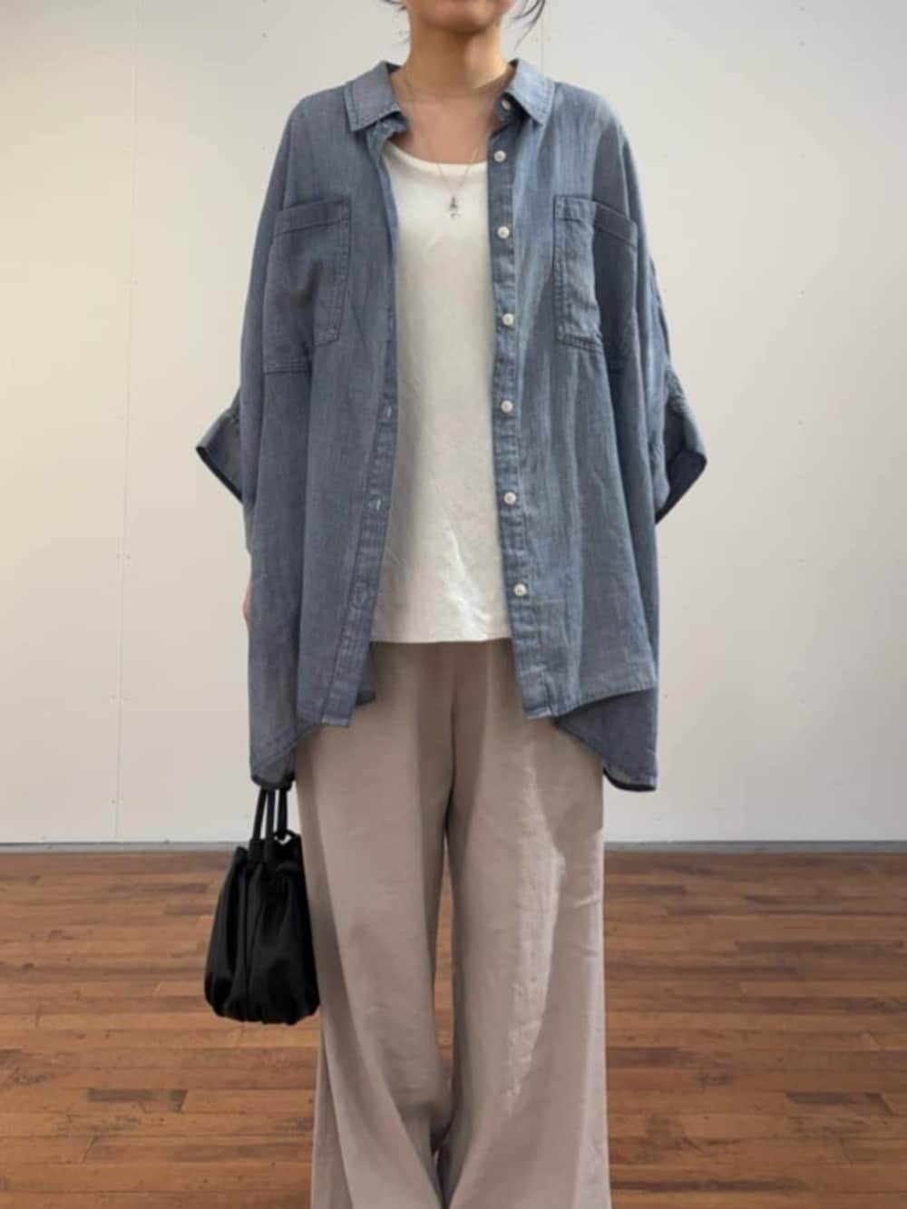 グレー系のその他パンツ、ブルー系のシャツ/ブラウスを着用したレディースの春コーディネートの8枚目の写真