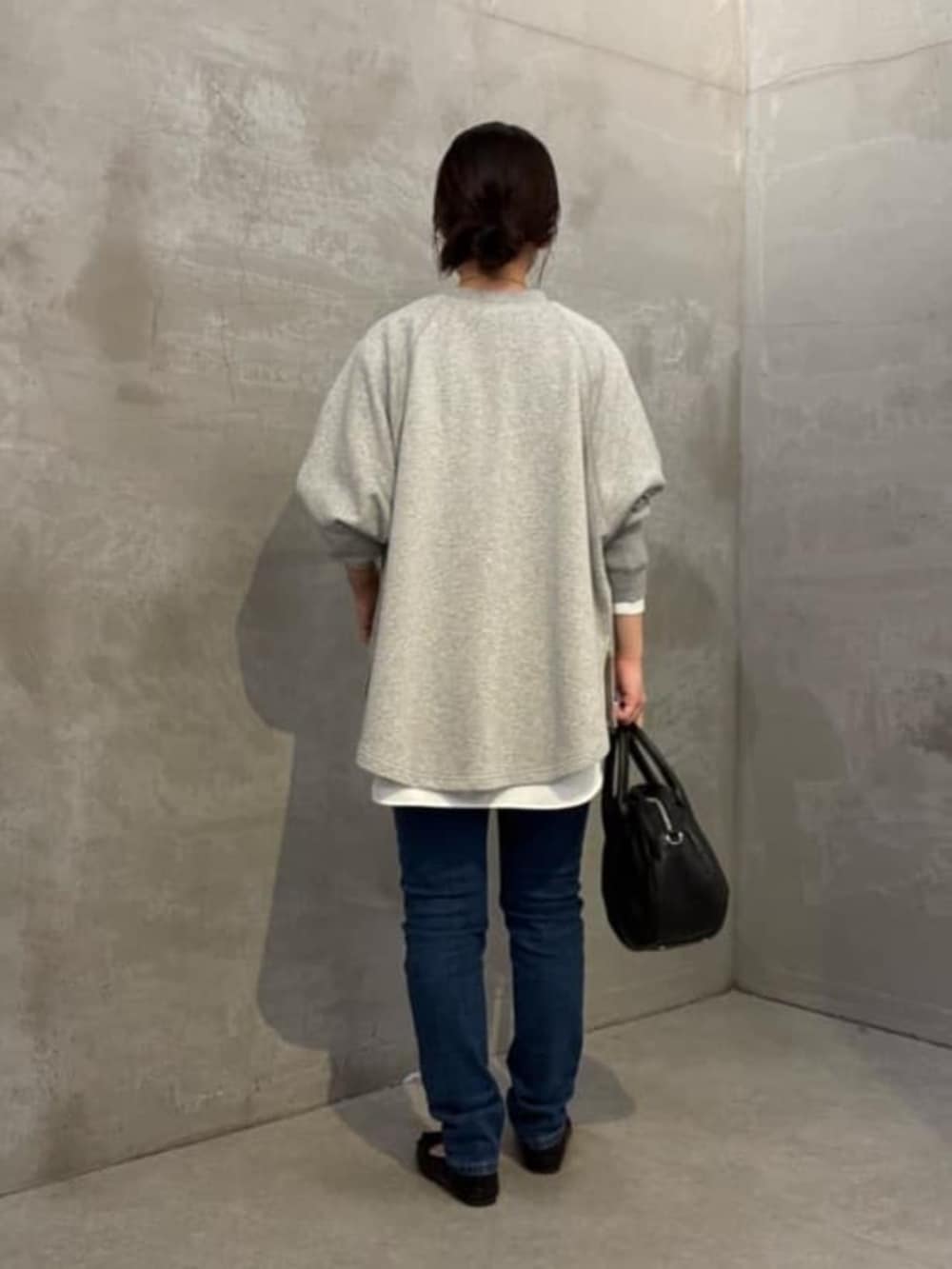 ブルー系のデニムパンツ、グレー系のTシャツ/カットソー、ホワイト系のシャツ/ブラウスを着用したレディースの夏コーディネートの8枚目の写真