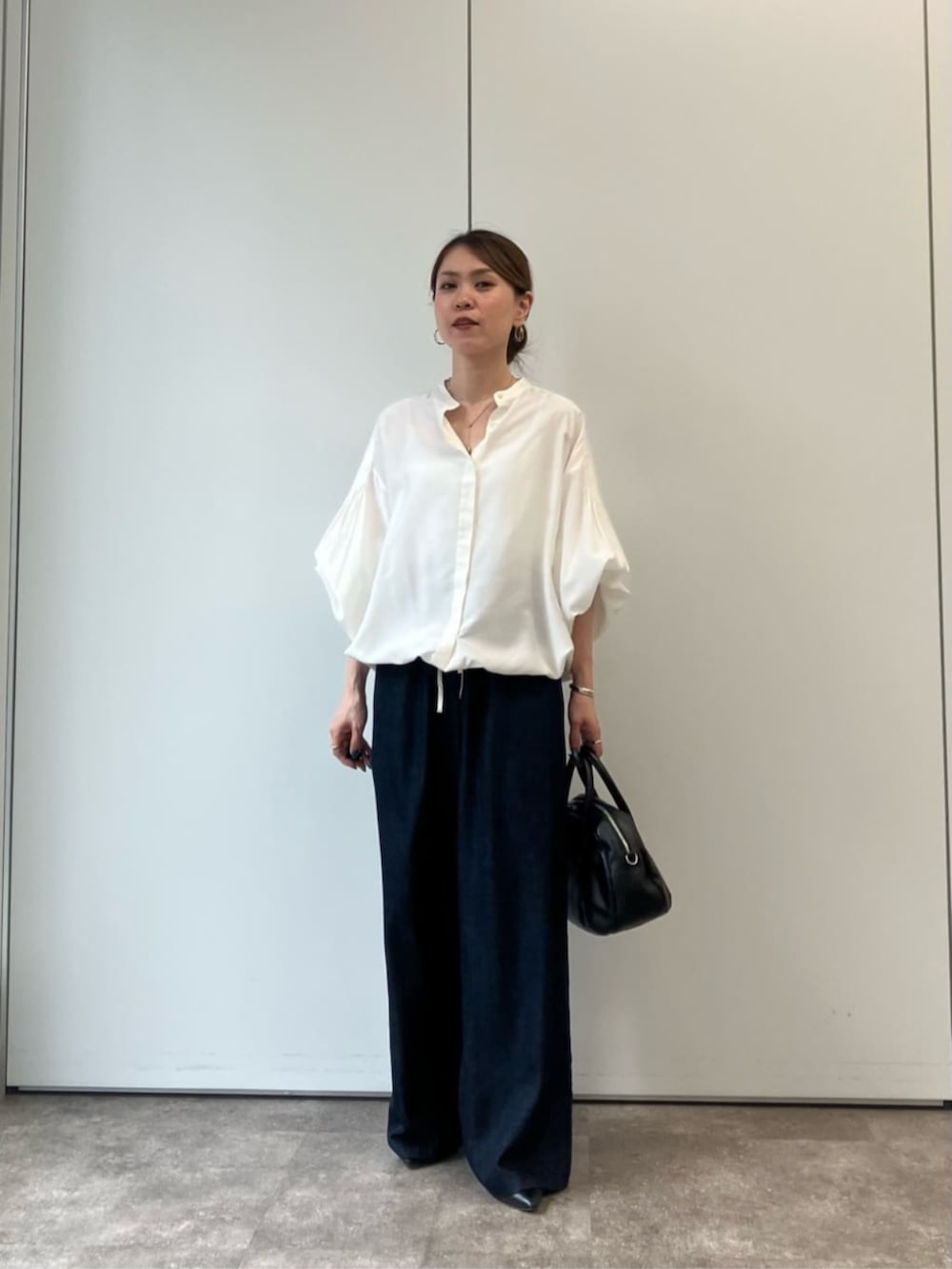 ブルー系のその他パンツ、ホワイト系のシャツ/ブラウスを着用したレディースの夏コーディネートの5枚目の写真
