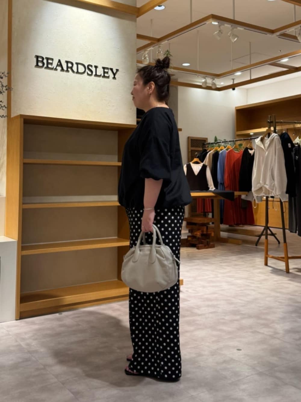 グレー系のボストンバッグ、ブラック系のシャツ/ブラウス、ブラック系のその他パンツを着用したレディースの冬コーディネートの4枚目の写真