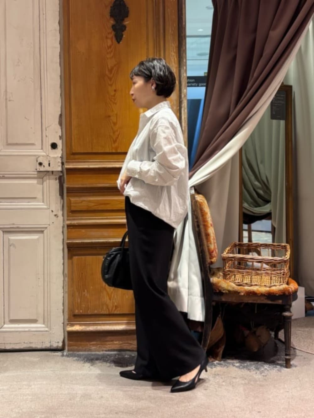 ブラック系のボストンバッグ、ホワイト系のシャツ/ブラウス、ブラック系のその他パンツを着用したレディースの春コーディネートの6枚目の写真