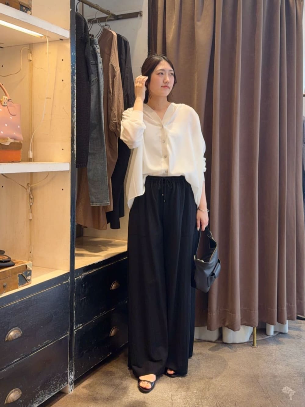 ブラック系のその他パンツ、ホワイト系のシャツ/ブラウスを着用したレディースの春コーディネートの3枚目の写真