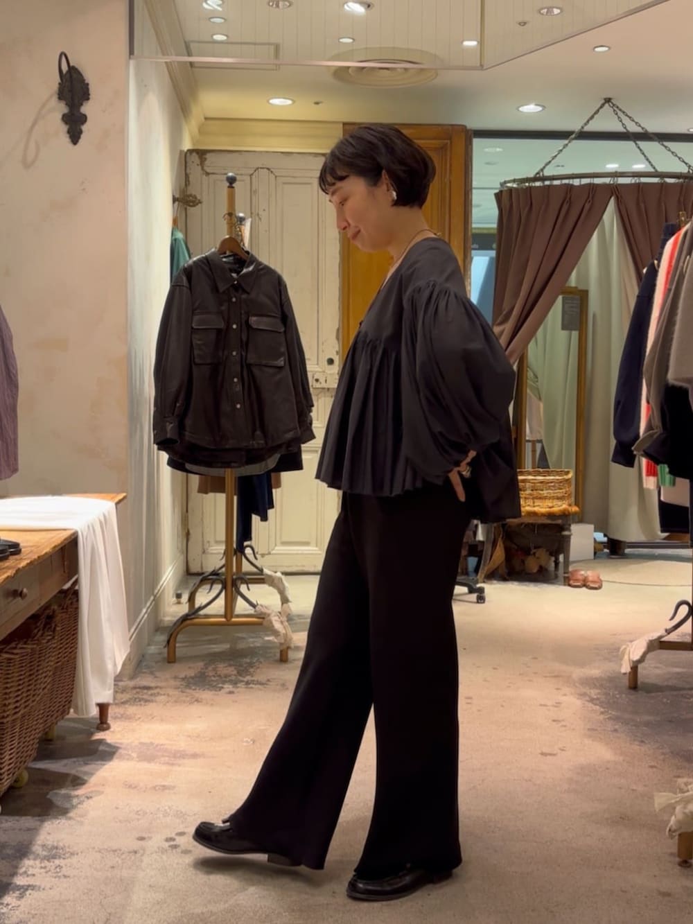 グレー系のトートバッグ、ブラック系のその他パンツ、グレー系のシャツ/ブラウスを着用したレディースの冬コーディネートの5枚目の写真