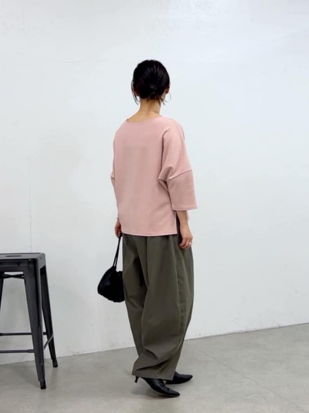 グリーン系のその他パンツ、ピンク系のニット/セーターを着用したレディースの夏コーディネートの6枚目の写真