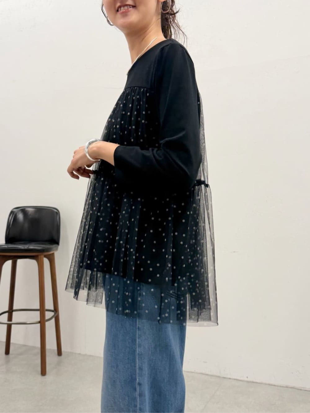 ブラウン系のその他アウター、ブラック系のTシャツ/カットソー、ブラック系のトートバッグを着用したレディースの夏コーディネートの7枚目の写真