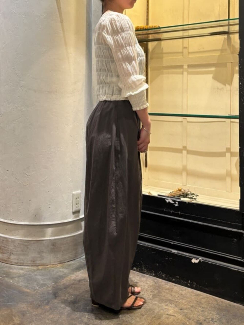 グレー系のその他パンツ、ホワイト系のシャツ/ブラウス、グレー系のその他パンツを着用したレディースの春コーディネートの3枚目の写真