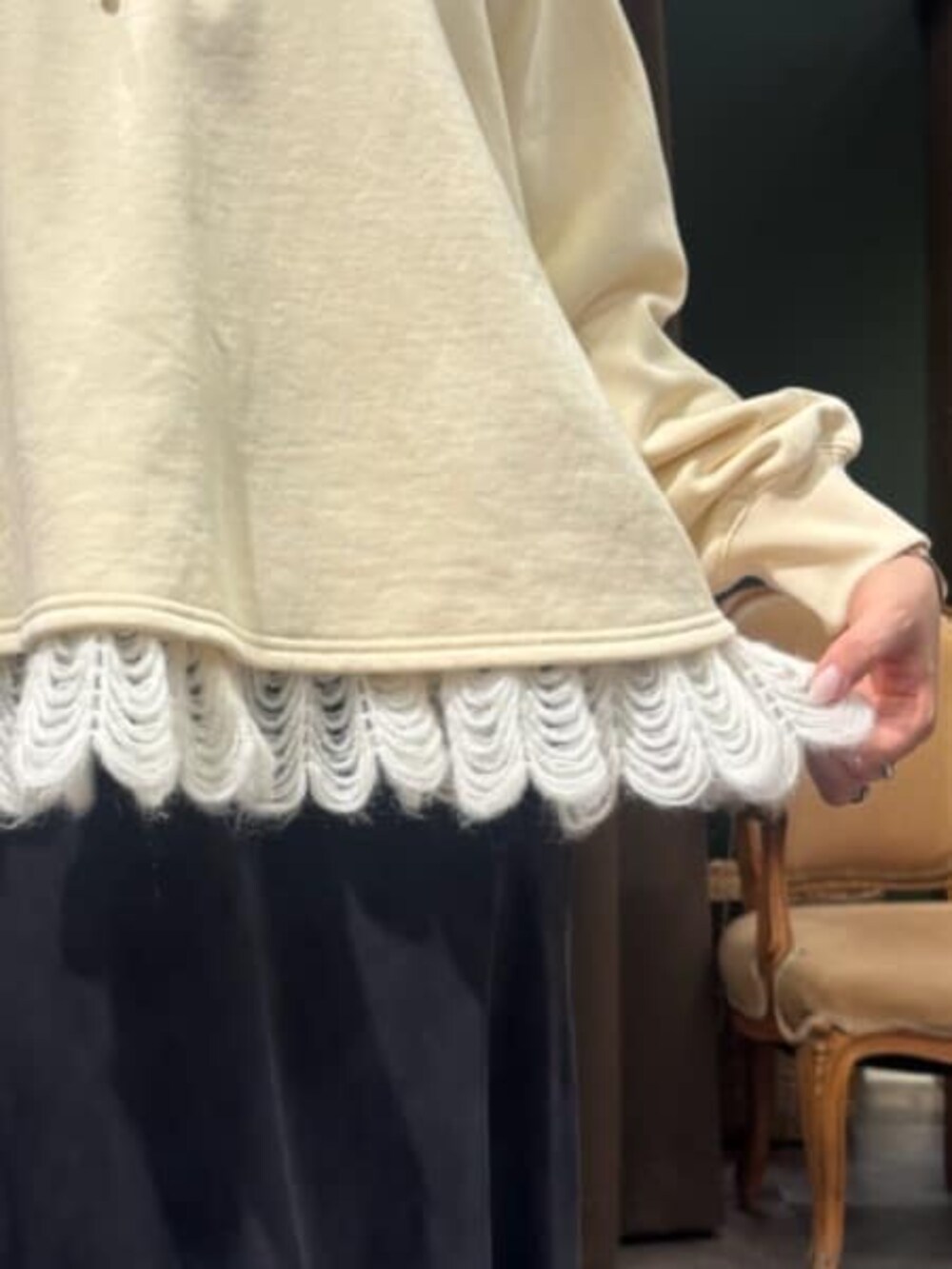 ブラック系のスカート、グレー系のハンドバッグ、ホワイト系のTシャツ/カットソーを着用したレディースの冬コーディネートの9枚目の写真