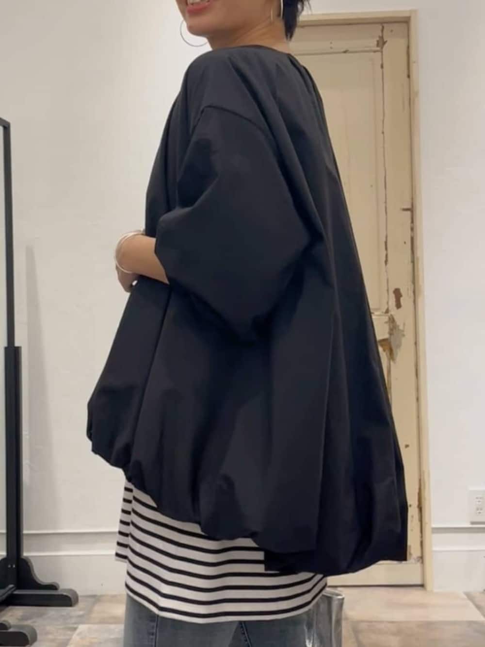 ブルー系のデニムパンツ、ブルー系のTシャツ/カットソー、ブラック系のトートバッグを着用したレディースの冬コーディネートの10枚目の写真