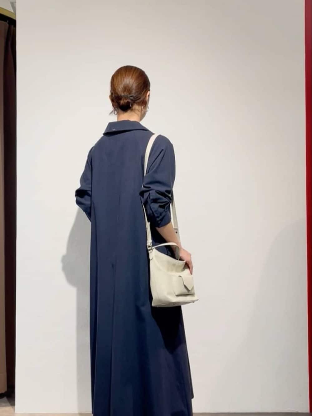 ホワイト系のトートバッグ、ブルー系のワンピースを着用したレディースの春コーディネートの6枚目の写真