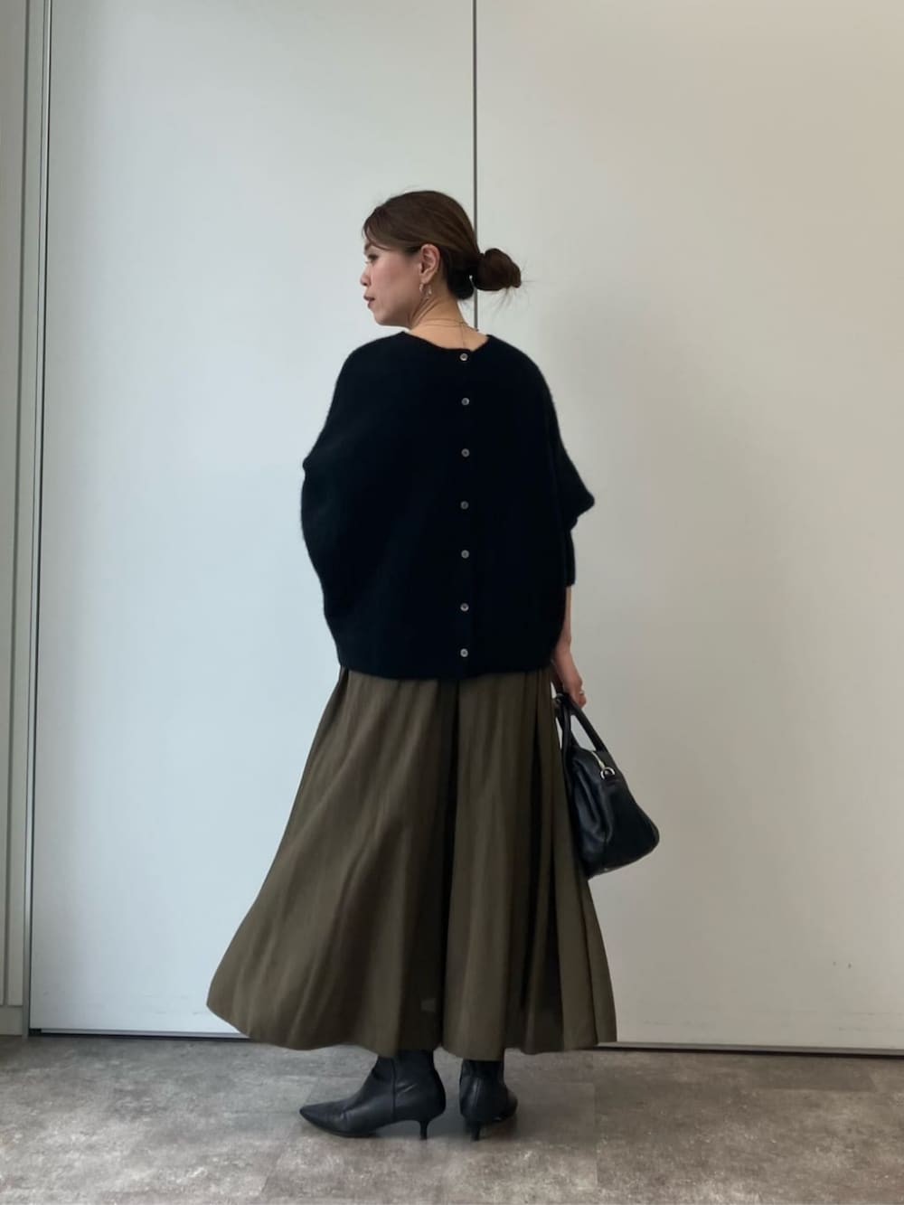 グリーン系のその他パンツ、ブラック系のニット/セーターを着用したレディースの夏コーディネートの9枚目の写真