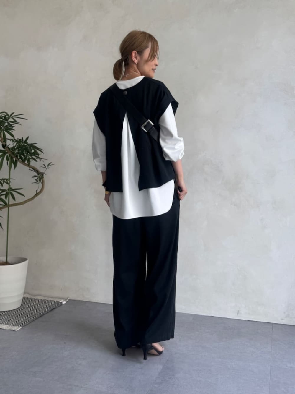 ブルー系のベスト、ブルー系のその他パンツ、ブラック系のショルダーバッグを着用したレディースの夏コーディネートの3枚目の写真