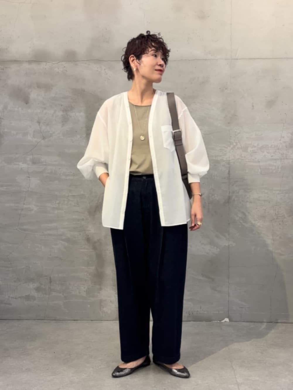 ホワイト系のシャツ/ブラウス、ブルー系のデニムパンツを着用したレディースの冬コーディネートの4枚目の写真