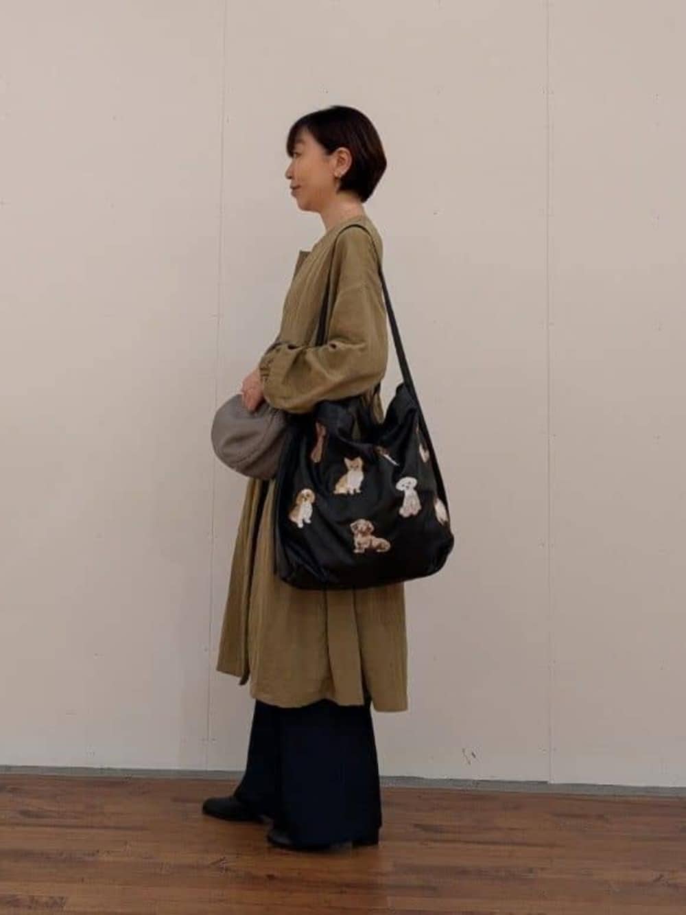 ブルー系のその他パンツ、イエロー系のその他アウター、ホワイト系のTシャツ/カットソーを着用したレディースの秋コーディネートの3枚目の写真