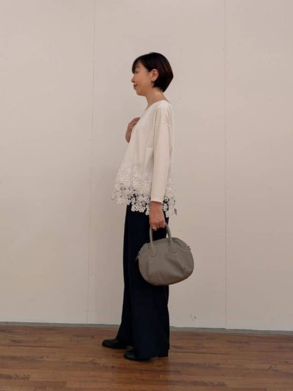 ブルー系のその他パンツ、イエロー系のその他アウター、ホワイト系のTシャツ/カットソーを着用したレディースの秋コーディネートの7枚目の写真