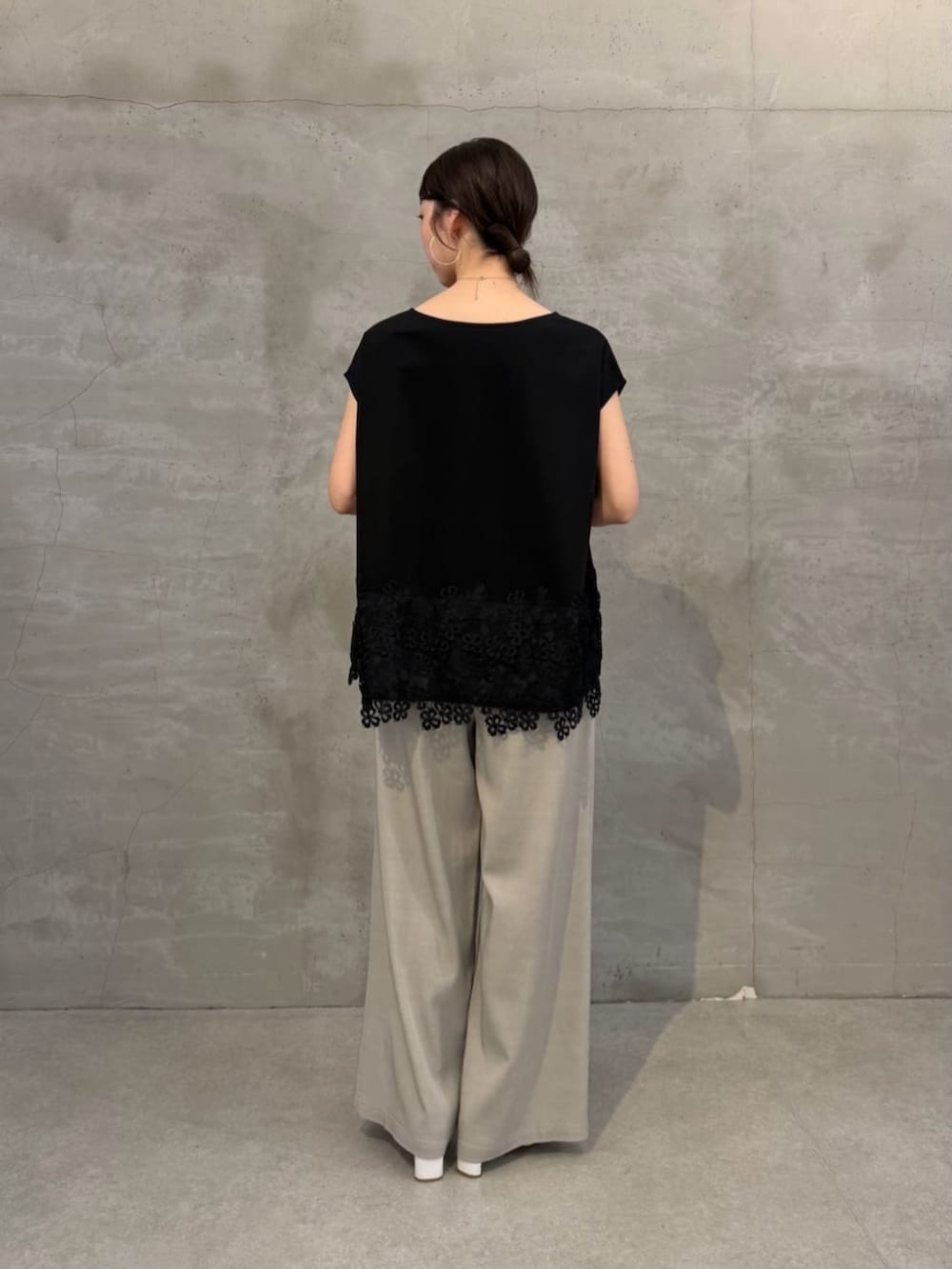 ホワイト系のショルダーバッグ、グレー系のその他パンツ、ブラック系のTシャツ/カットソーを着用したレディースの春コーディネートの3枚目の写真