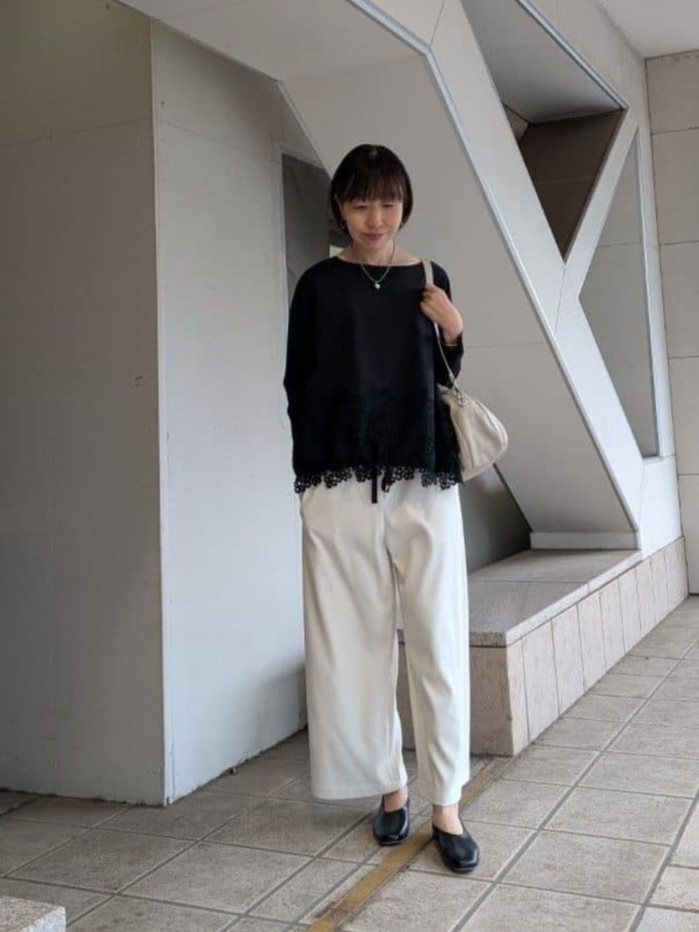 ベージュ系のその他アウター、ホワイト系のその他パンツ、ブラック系のTシャツ/カットソーを着用したレディースの冬コーディネートの4枚目の写真