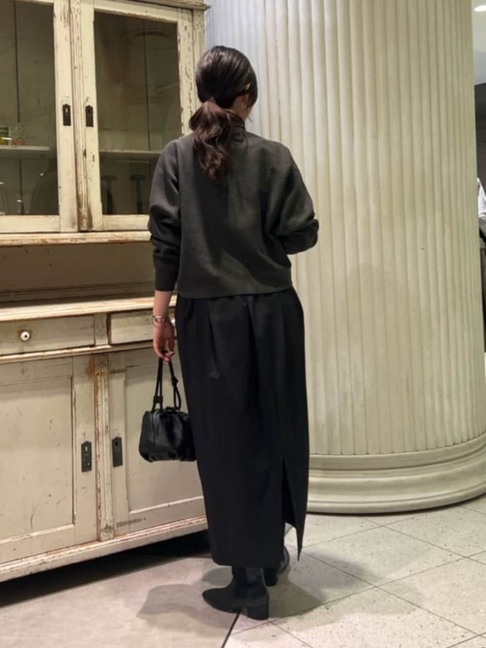 ブラック系のスカートを着用したレディースの冬コーディネートの4枚目の写真