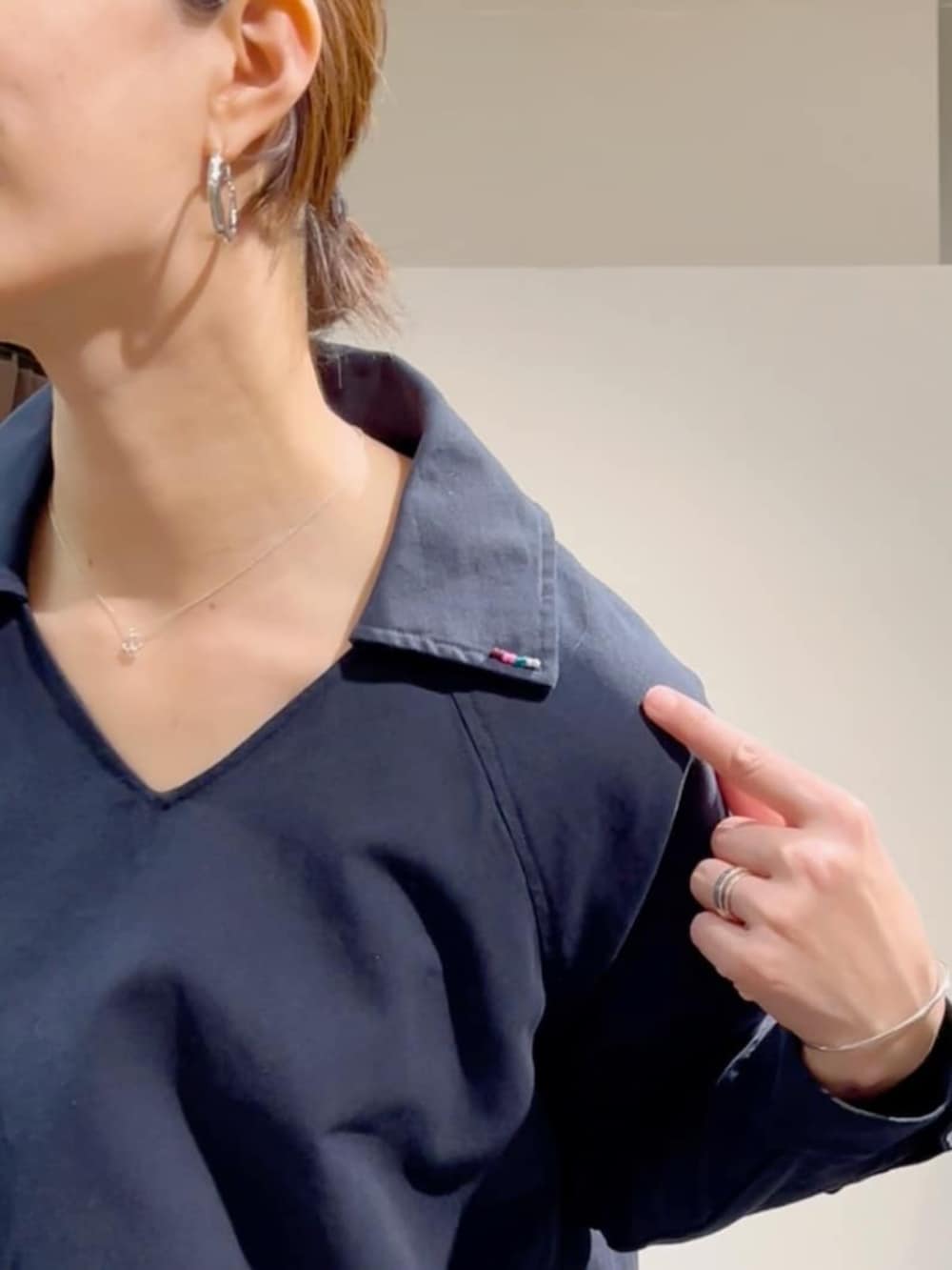 ホワイト系のトートバッグ、ブルー系のワンピースを着用したレディースの春コーディネートの10枚目の写真