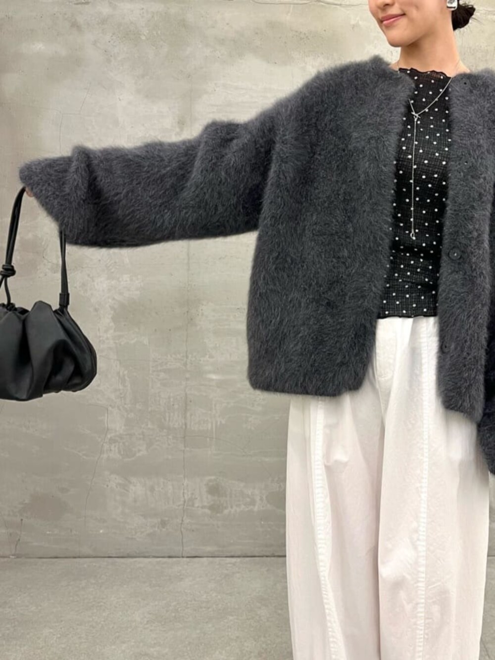 ホワイト系のその他パンツ、グレー系のその他アウター、ブラック系のTシャツ/カットソーを着用したレディースの夏コーディネートの7枚目の写真