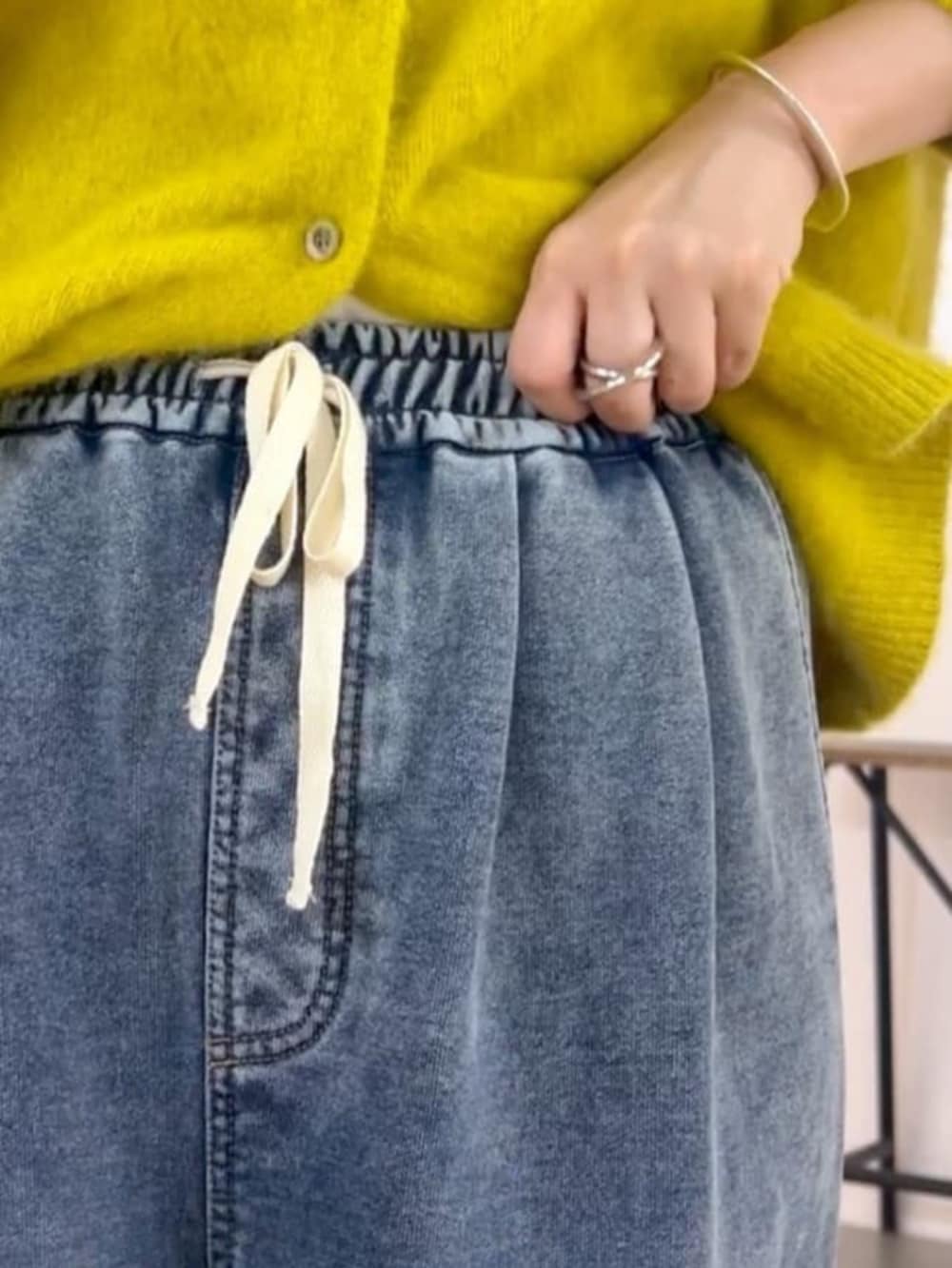 ブラック系のトートバッグ、イエロー系のニット/セーター、ブルー系のその他パンツを着用したレディースの秋コーディネートの7枚目の写真