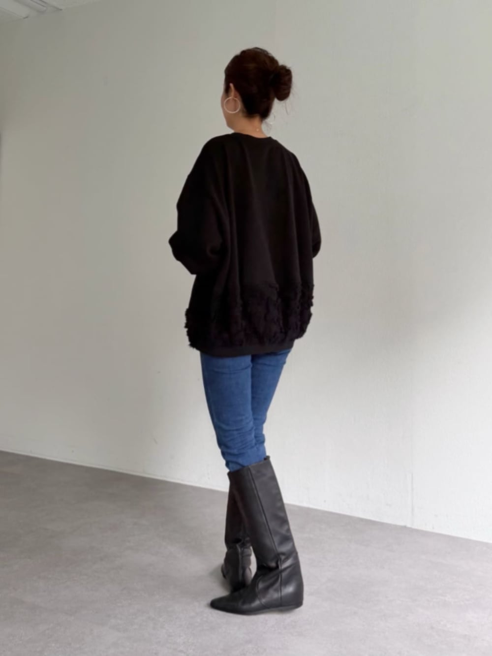 ブルー系のデニムパンツ、ブラック系のTシャツ/カットソーを着用したレディースの秋コーディネートの5枚目の写真