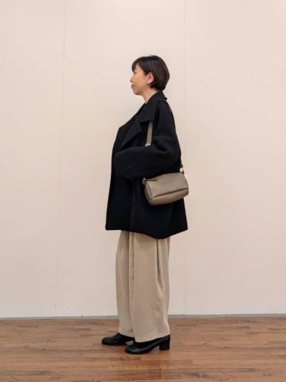 グレー系のその他パンツ、ブラック系のその他アウターを着用したレディースの秋コーディネートの5枚目の写真