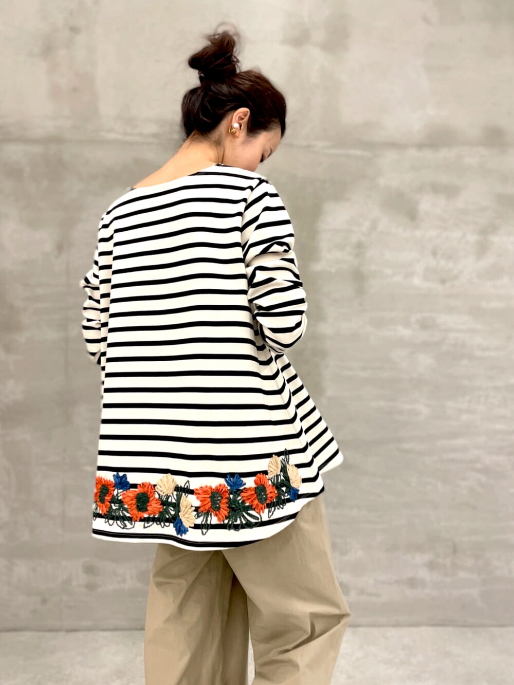 ホワイト系のTシャツ/カットソー、ベージュ系のその他パンツを着用したレディースの春コーディネートの3枚目の写真