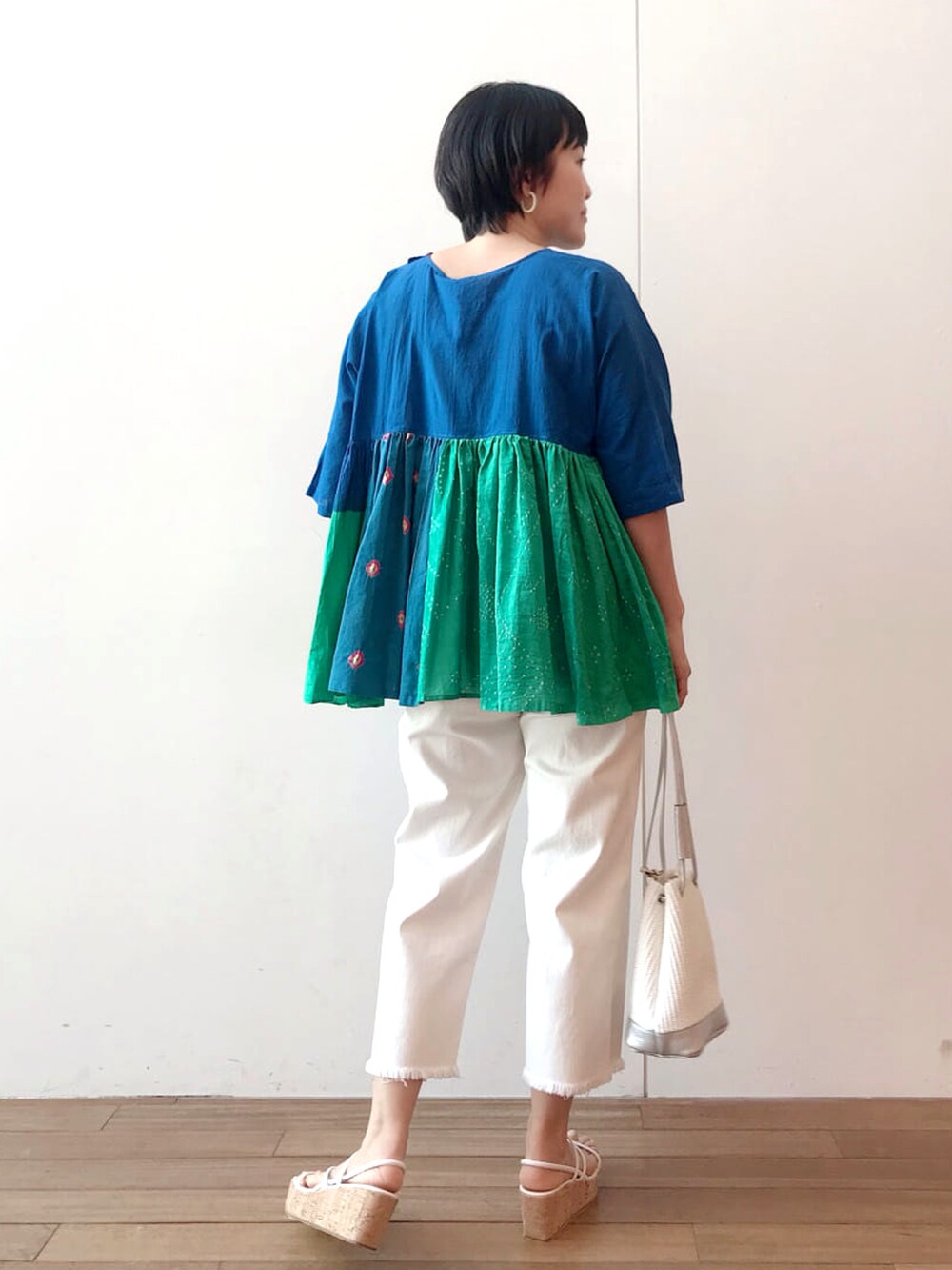 ブルー系のシャツ/ブラウス、ホワイト系のデニムパンツ、ホワイト系のトートバッグを着用したレディースの春コーディネートの3枚目の写真