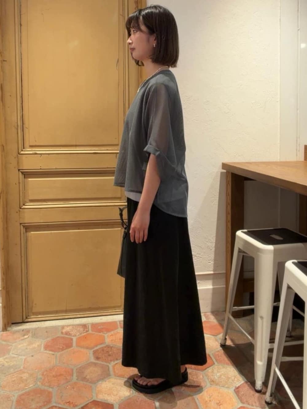 グレー系のTシャツ/カットソーを着用したレディースの夏コーディネートの3枚目の写真