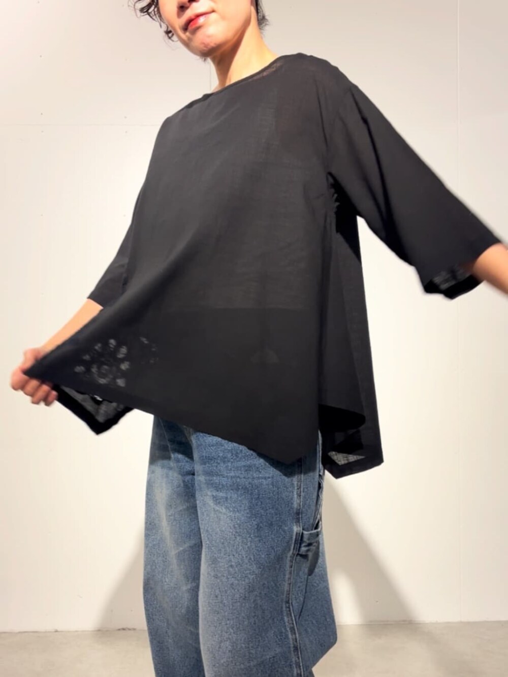 ホワイト系のトートバッグ、ブルー系のその他パンツ、ブラック系のシャツ/ブラウスを着用したレディースの春コーディネートの7枚目の写真