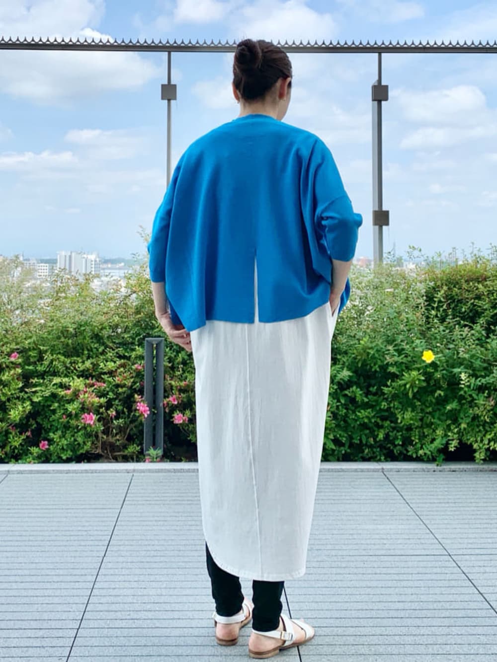 ブルー系のカーディガン/ボレロ、ホワイト系のワンピース、ホワイト系のサンダルを着用したレディースの夏コーディネートの2枚目の写真