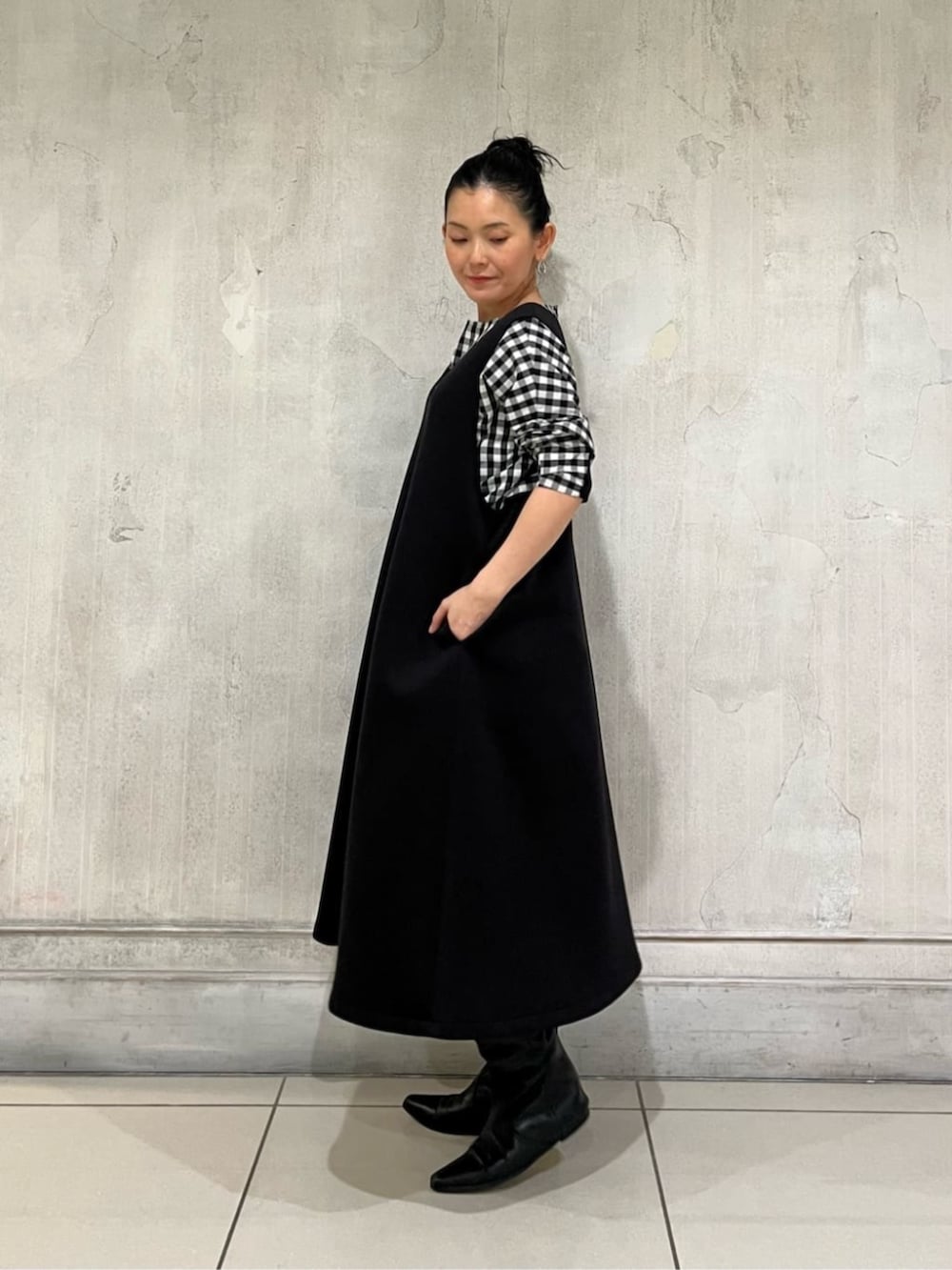 ブラック系のジャンパースカート、ブラック系のシャツ/ブラウスを着用したレディースの冬コーディネートの5枚目の写真