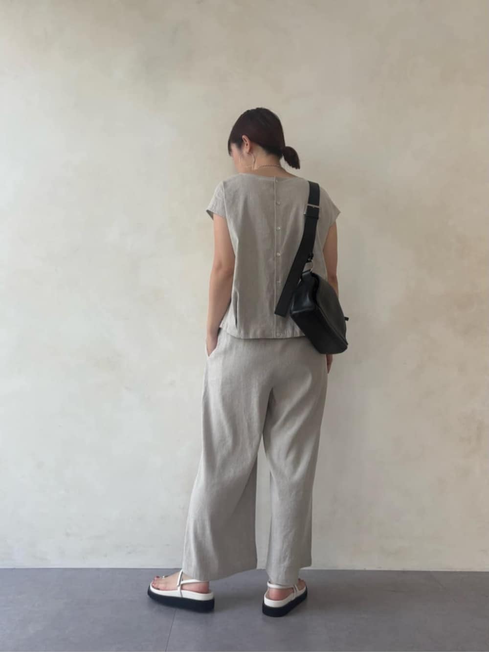 ブラック系のショルダーバッグ、ベージュ系のシャツ/ブラウス、ベージュ系のその他パンツを着用したレディースの冬コーディネートの4枚目の写真