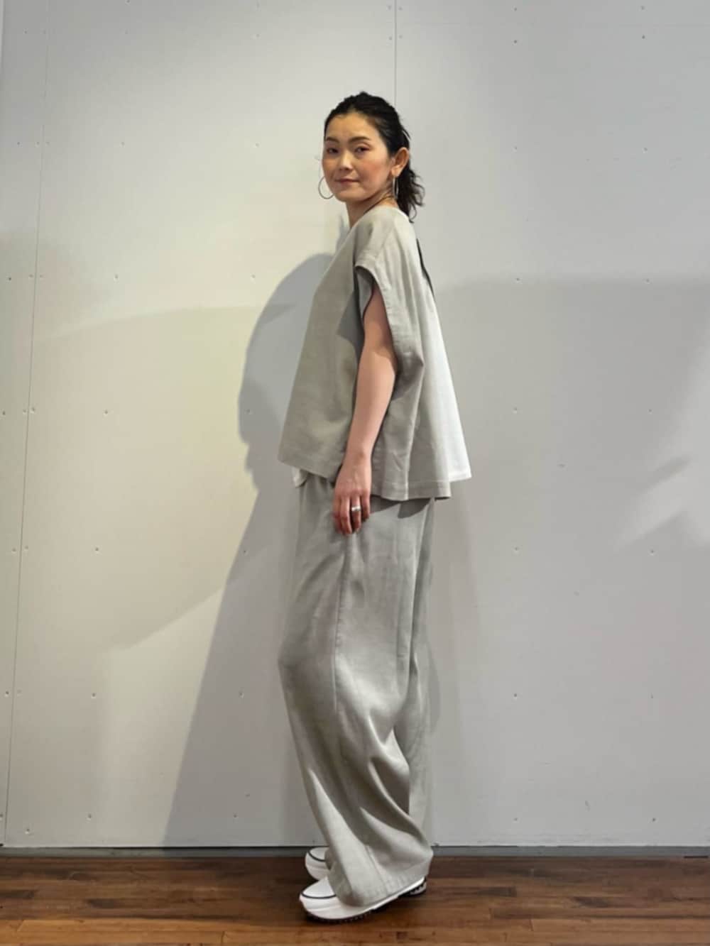 ホワイト系のスニーカー、グレー系のシャツ/ブラウス、ブラック系のボストンバッグを着用したレディースの春コーディネートの6枚目の写真