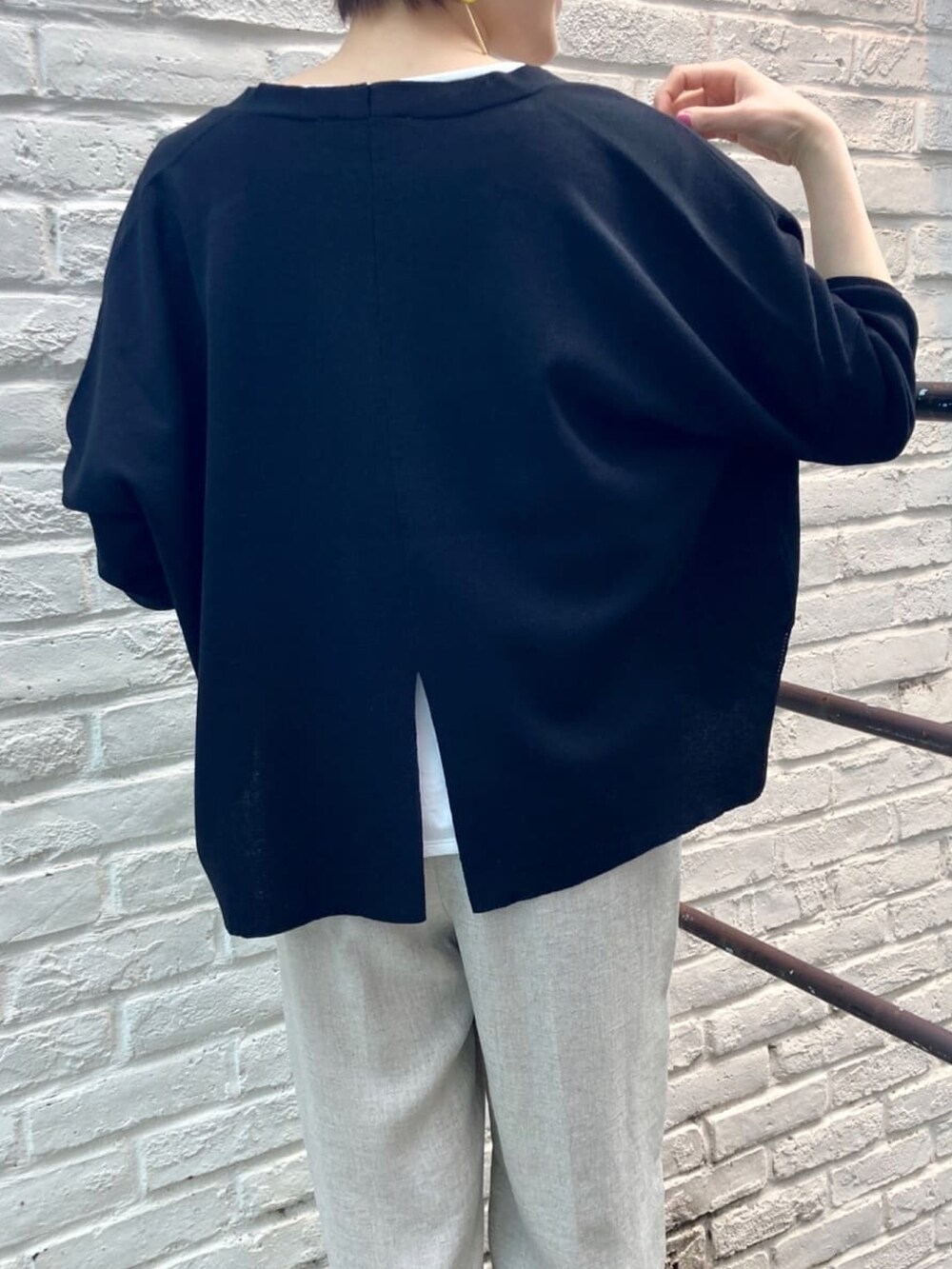 ブラック系のカーディガン/ボレロ、ホワイト系のTシャツ/カットソー、ベージュ系のその他パンツを着用したレディースの春コーディネートの4枚目の写真