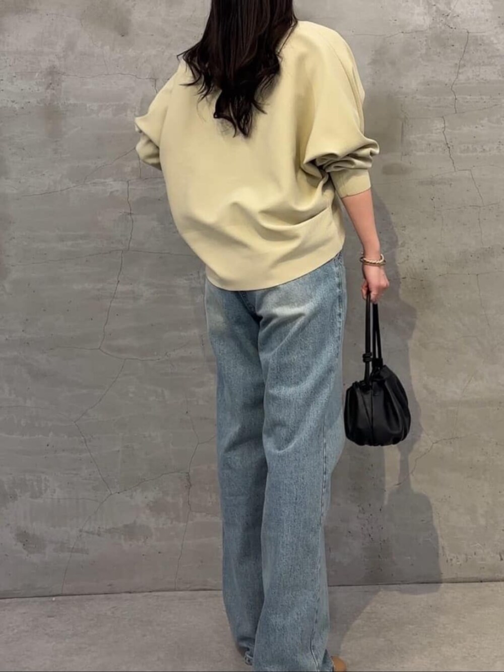 ベージュ系のカーディガン/ボレロ、ブルー系のデニムパンツを着用したレディースの冬コーディネートの5枚目の写真