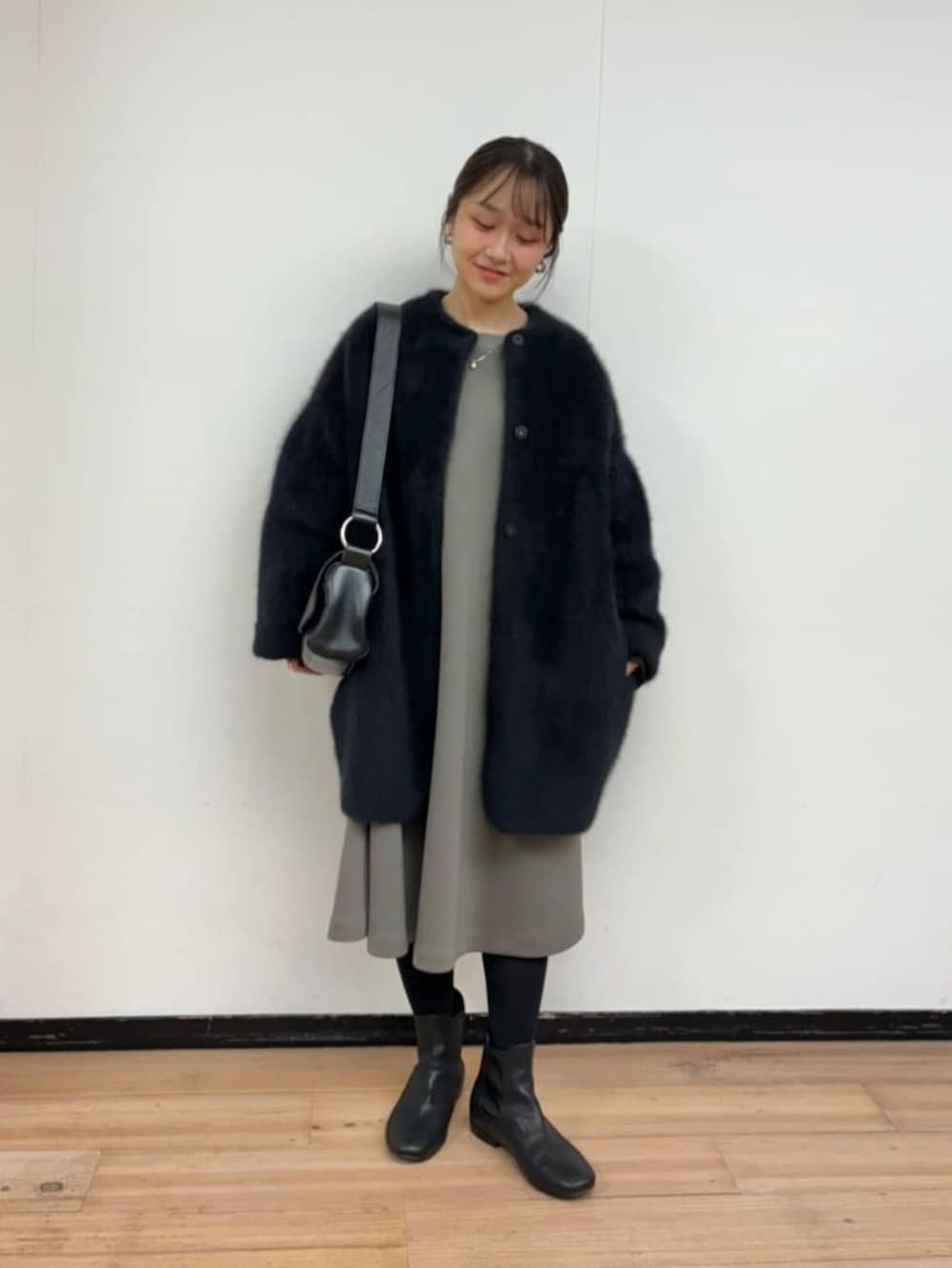 ブラック系のその他アウター、ブラウン系のワンピース、ブラック系のショルダーバッグを着用したレディースの冬コーディネートの3枚目の写真