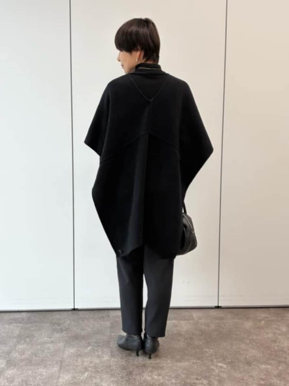 ブラック系のその他パンツ、ブラック系のその他アウターを着用したレディースの夏コーディネートの3枚目の写真