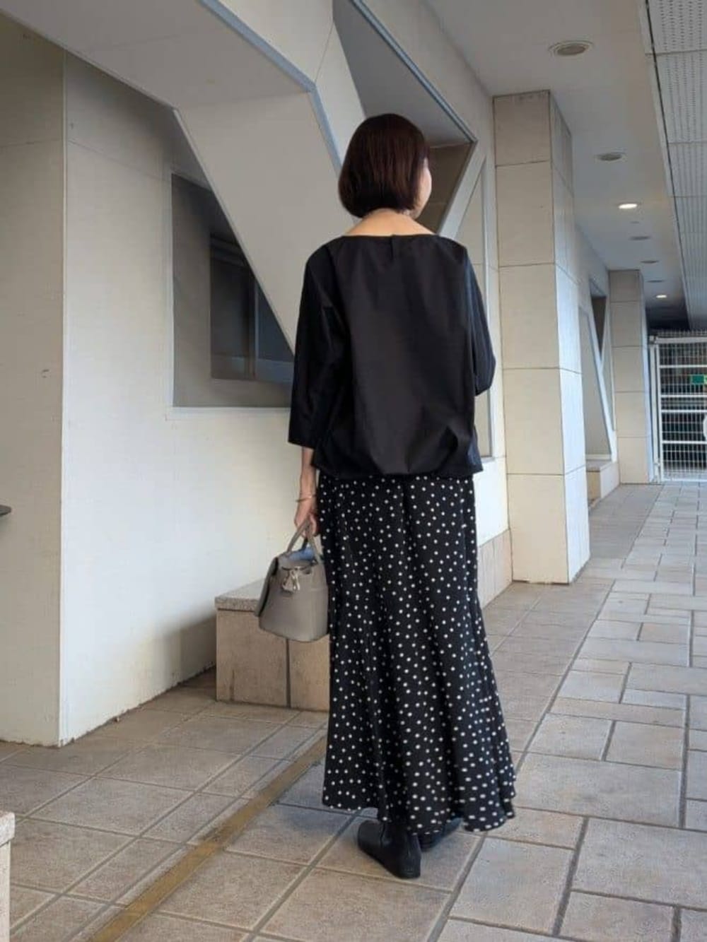 ブラック系のスカート、ブラック系のシャツ/ブラウスを着用したレディースの冬コーディネートの2枚目の写真