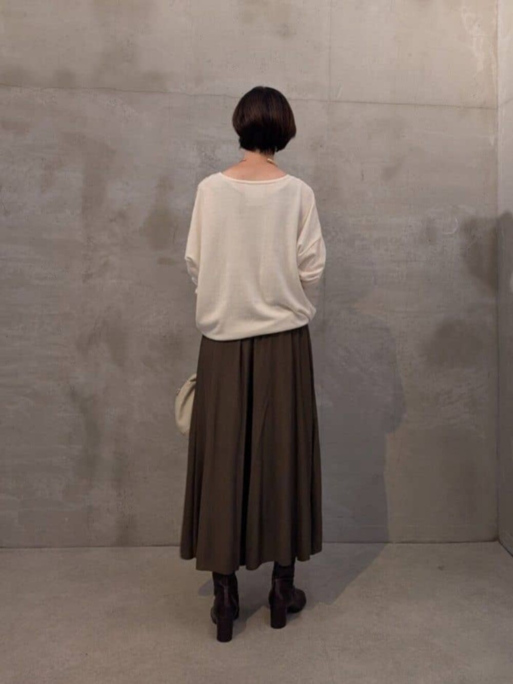 グリーン系のその他パンツ、ホワイト系のニット/セーターを着用したレディースの秋コーディネートの3枚目の写真