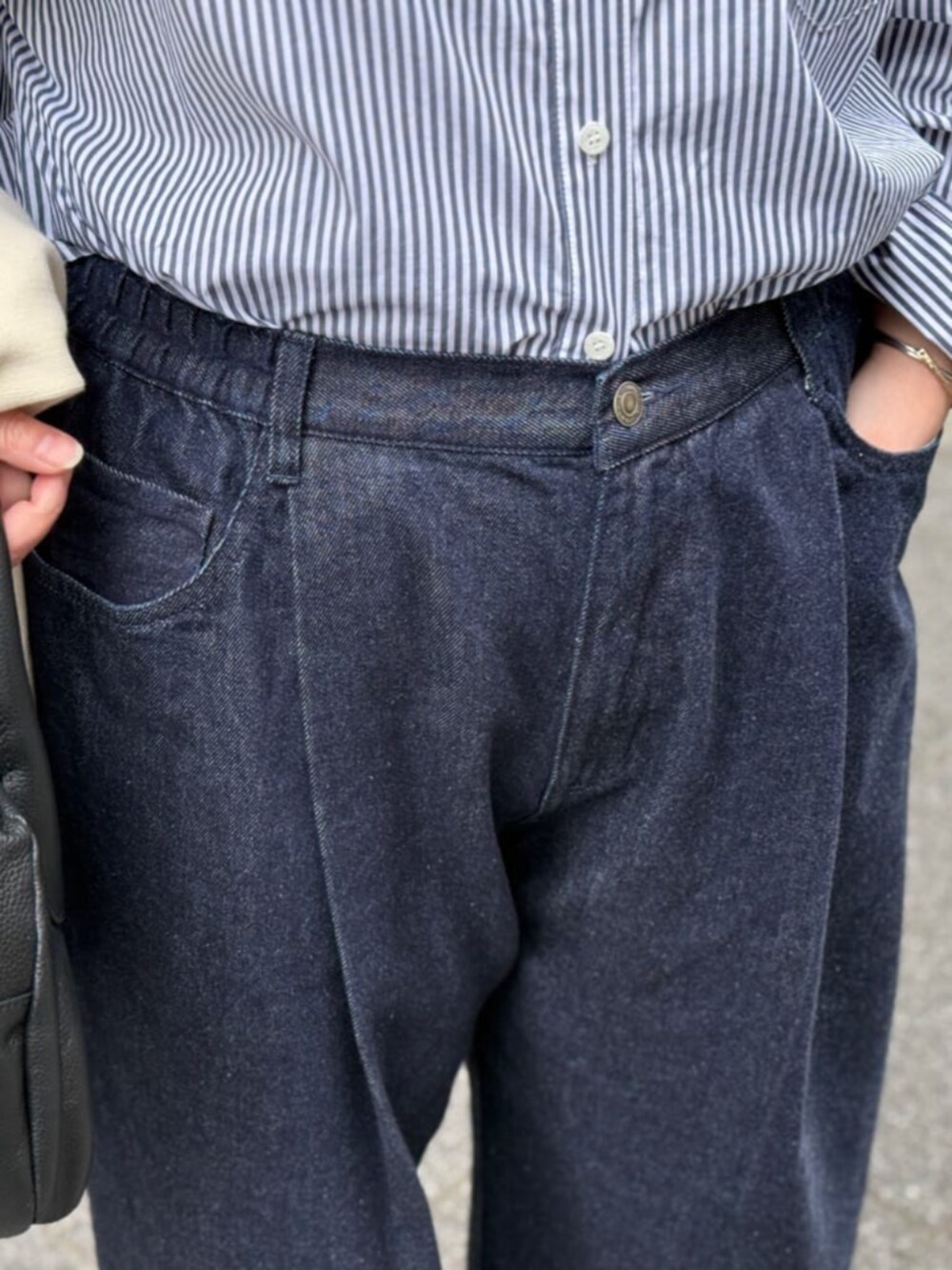 ブラック系のボストンバッグ、ブルー系のシャツ/ブラウスを着用したレディースの冬コーディネートの6枚目の写真