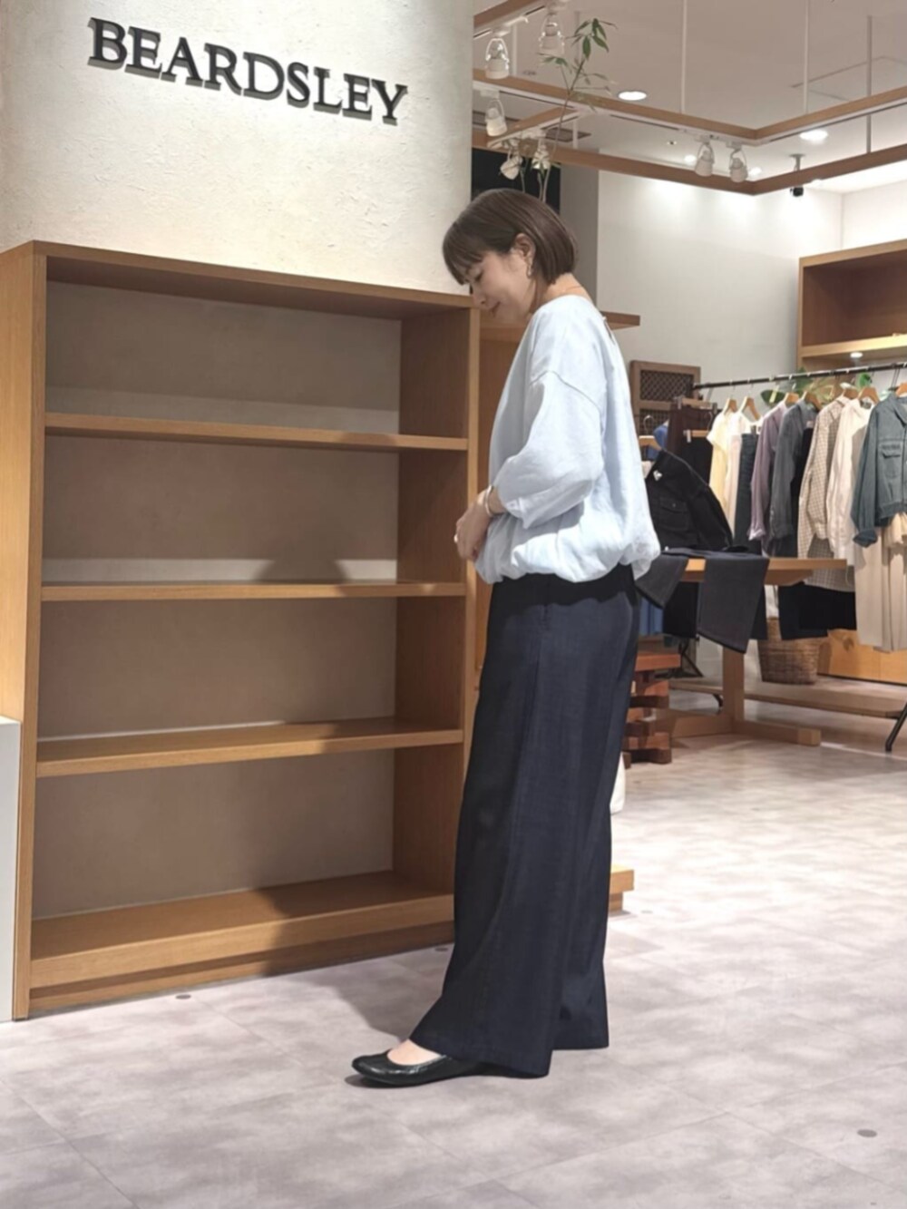 ブルー系のその他パンツ、ホワイト系のトートバッグ、ブルー系のシャツ/ブラウスを着用したレディースの春コーディネートの5枚目の写真