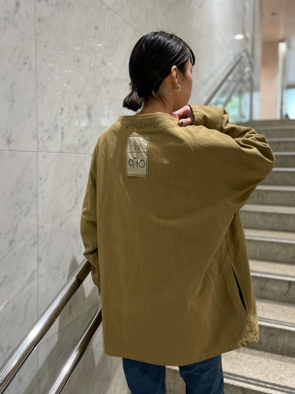 その他のブルゾン、ホワイト系のTシャツ/カットソー、ブルー系のその他パンツを着用したレディースの冬コーディネートの3枚目の写真