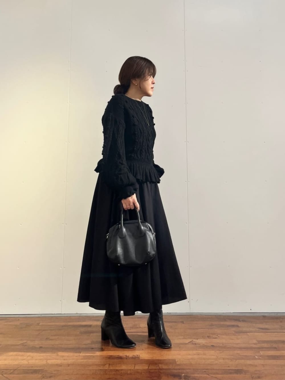 ブラック系のその他パンツ、ブラック系のニット/セーターを着用したレディースの夏コーディネートの2枚目の写真