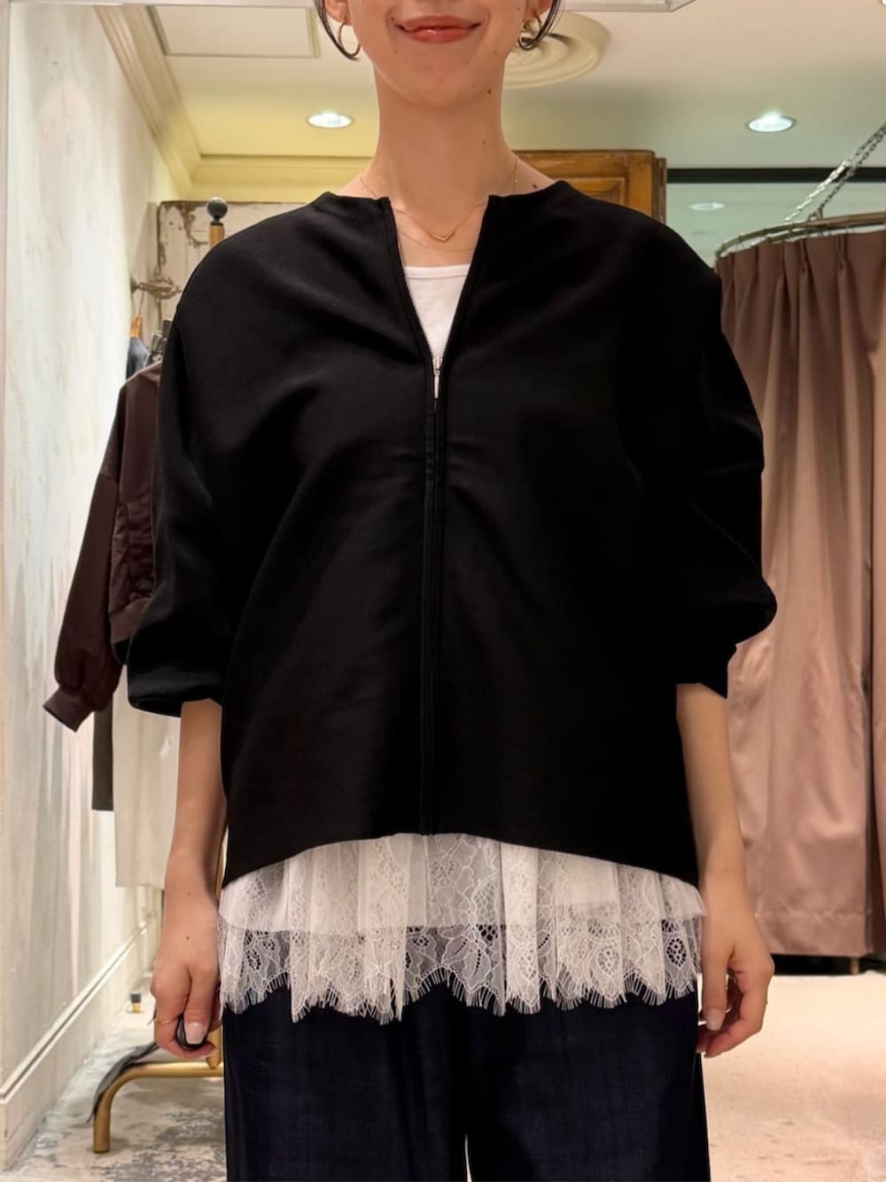 ブラック系のカーディガン/ボレロ、ブルー系のその他パンツ、ホワイト系のタンクトップを着用したレディースの秋コーディネートの3枚目の写真